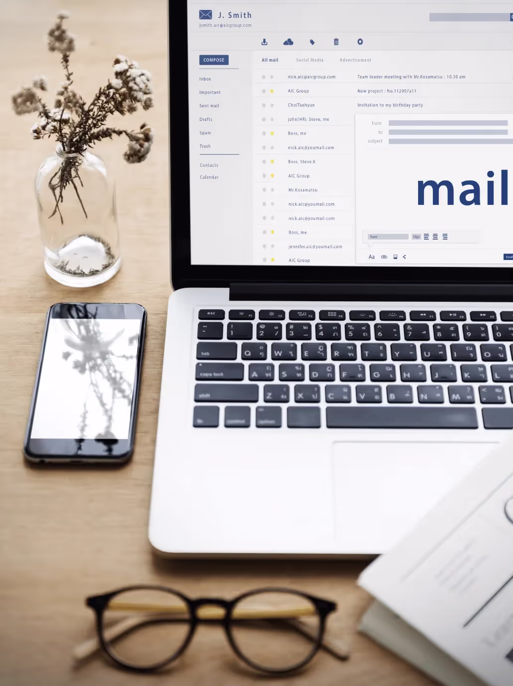 Ein Laptop mit Mailprogramm