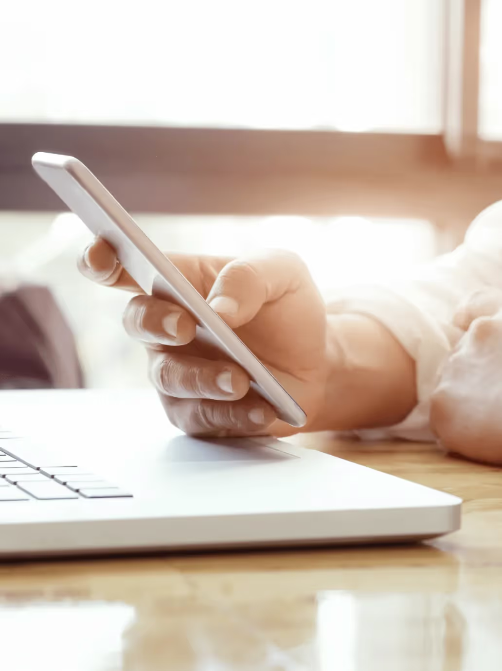 Eine Hand hält ein Handy