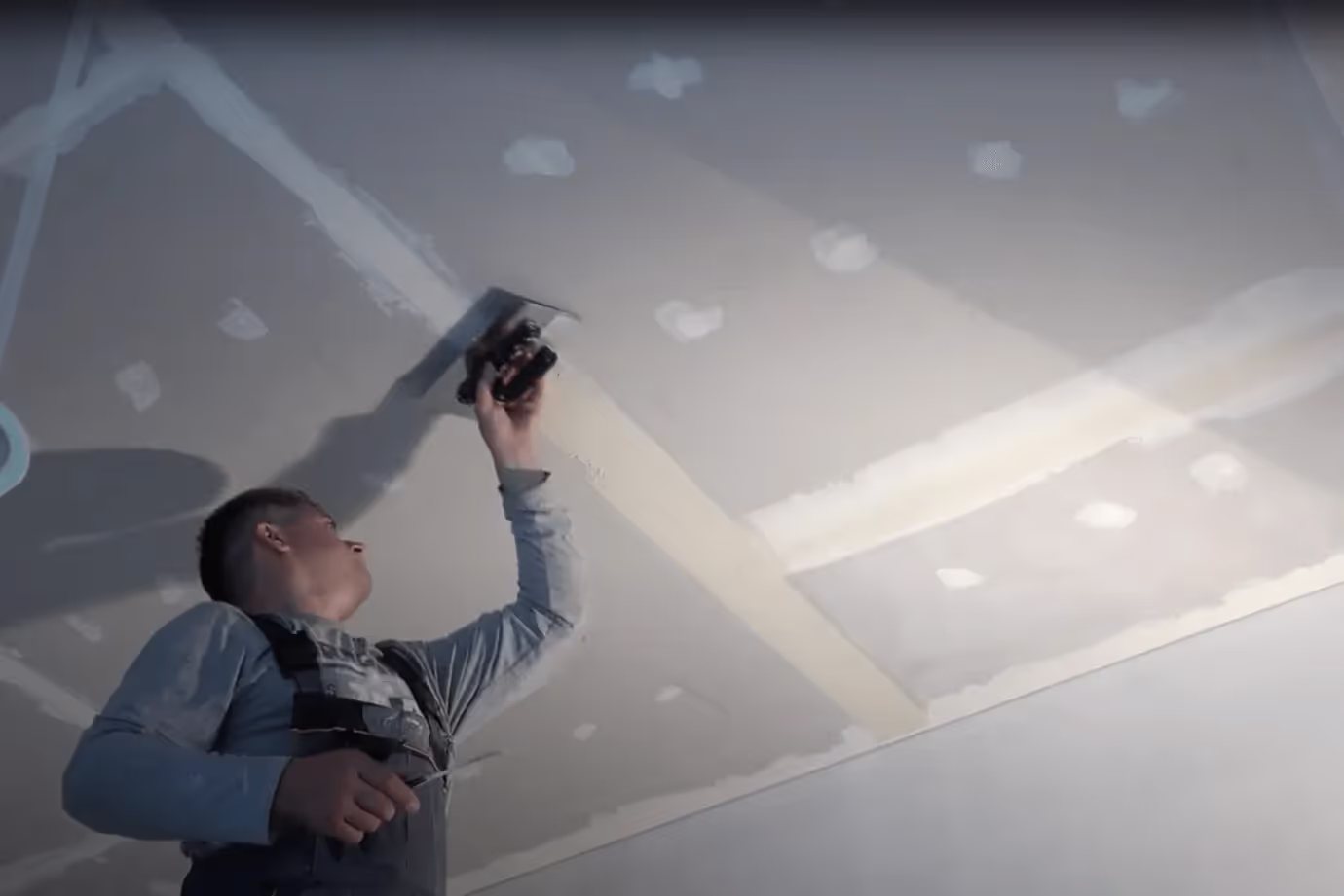 Spachtelarbeiten in Q3 an einer GK-Decke