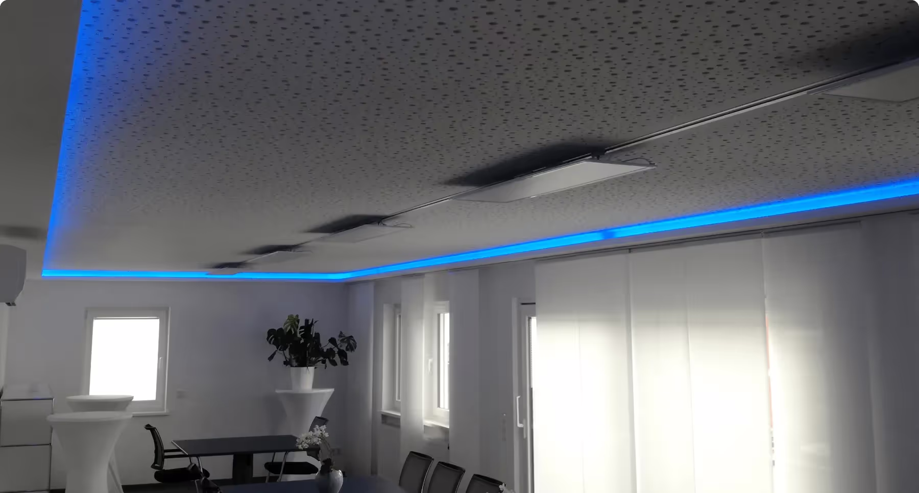 Eine Lochdecke als Akustikdecke mit Lichtvoute