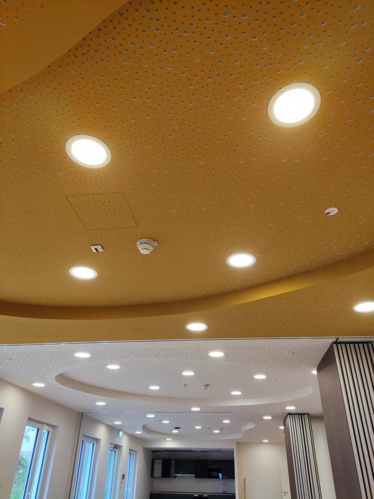 lochdecke-mit-lampen