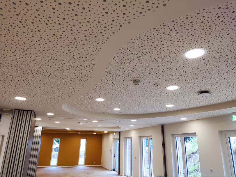Akustikdecke gestrichen mit Lichtvoute
