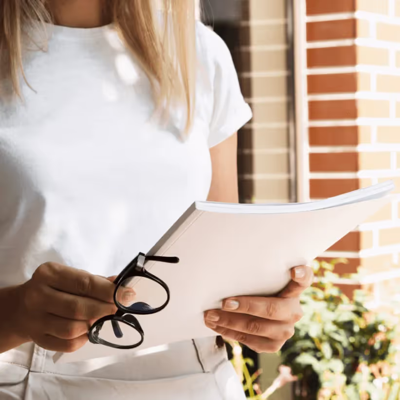 Eine Frau hält eine Ausschreibung in der Hand