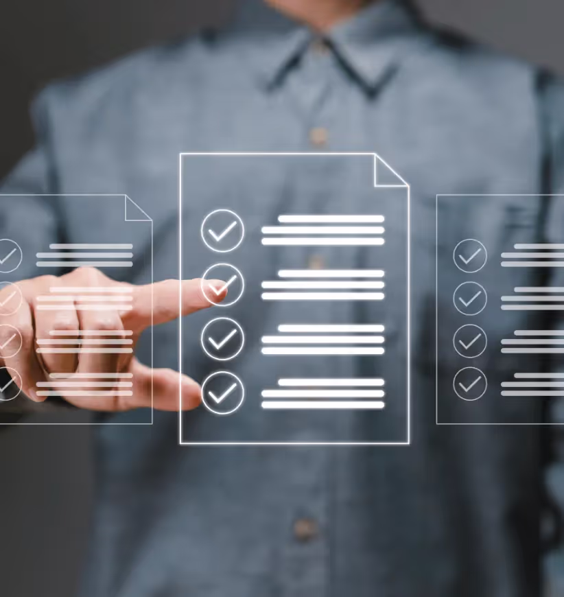 Ein Mann zeigt auf eine Liste