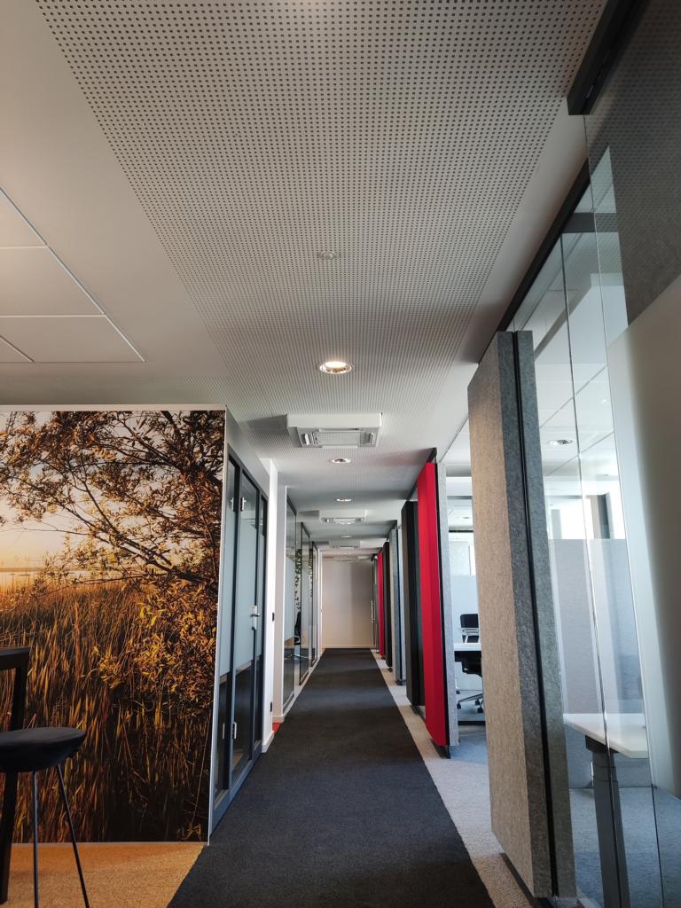 rasterdecke mit fries und lochdecke